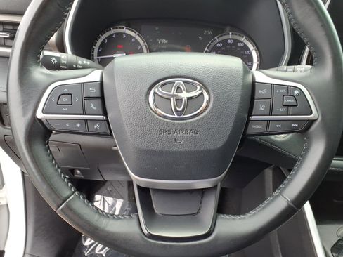 Used 2022 Toyota Highlander XLE AWD/4WD image 19