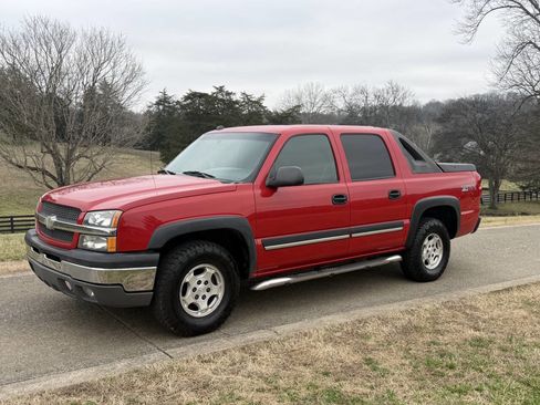 Used 2004 Chevrolet Avalanche Z66 w/ Preferred Equipment Group image 2