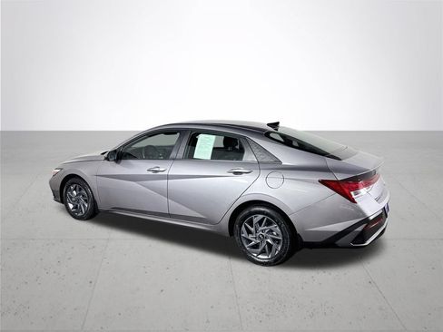 Used 2025 Hyundai Elantra Hybrid FWD image 8