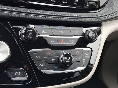 Used 2024 Chrysler Pacifica Select image 22