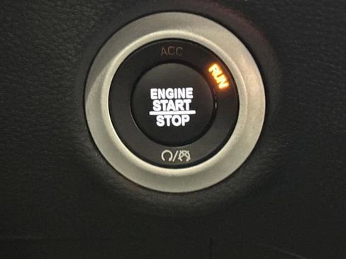 Used 2025 Chrysler Pacifica Limited image 23