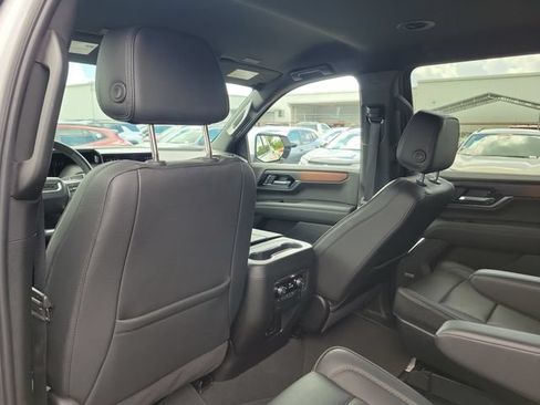 Used 2025 GMC Yukon XL Denali AWD/4WD image 14
