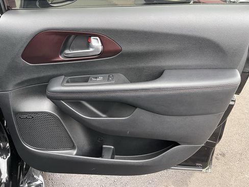 Used 2019 Chrysler Pacifica Touring-L image 24