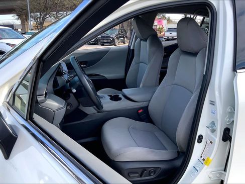 Used 2021 Toyota Venza LE image 8