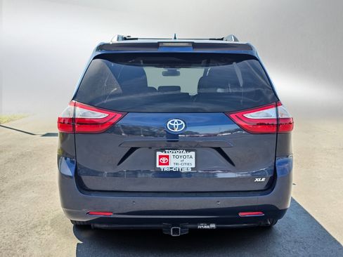 Used 2018 Toyota Sienna XLE w/ XLE Navigation Package FWD image 4