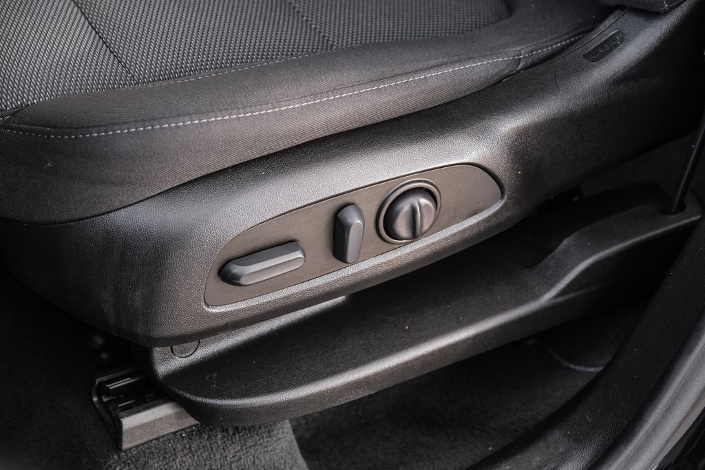 Used 2022 Chevrolet Traverse LT FWD image 33