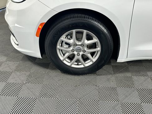 Used 2025 Chrysler Pacifica Select FWD image 11