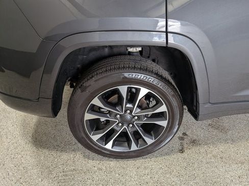 Used 2024 Jeep Grand Cherokee Overland w/ Luxury Tech Group IV AWD/4WD image 11