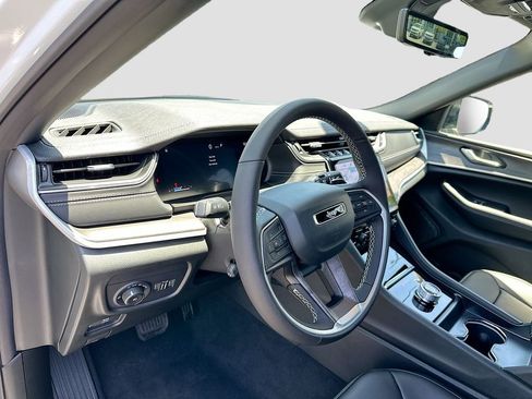 New 2025 Jeep Grand Cherokee Limited w/ Luxury Tech Group II image 9