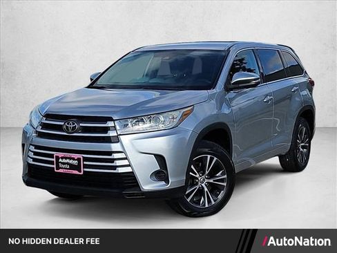 Used 2018 Toyota Highlander LE FWD image 1