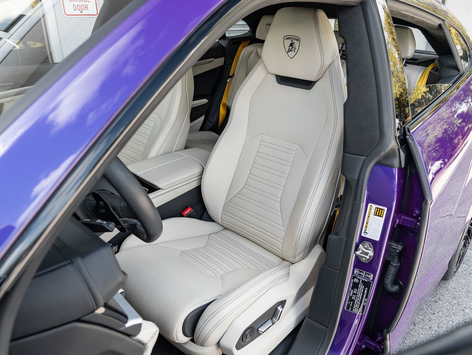 Used 2025 Lamborghini Urus SE AWD/4WD image 4