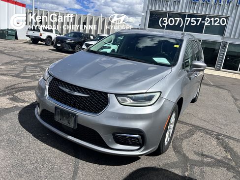Used 2021 Chrysler Pacifica Touring-L FWD image 1