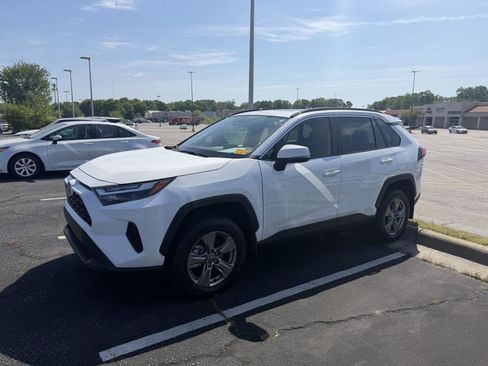 Used 2024 Toyota RAV4 XLE w/ Convenience Package image 4