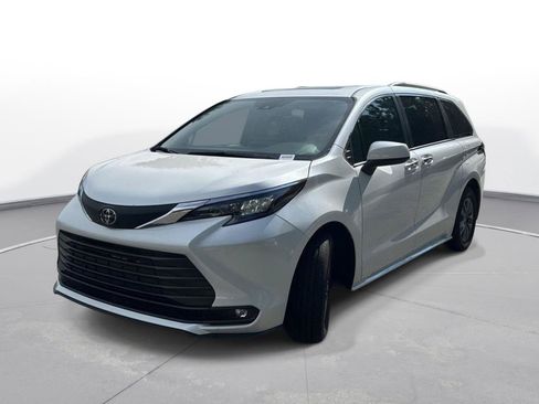 Certified 2026 Toyota Sienna XLE FWD image 2