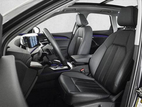 Used 2025 Audi Q5 Premium w/ Convenience Package image 17