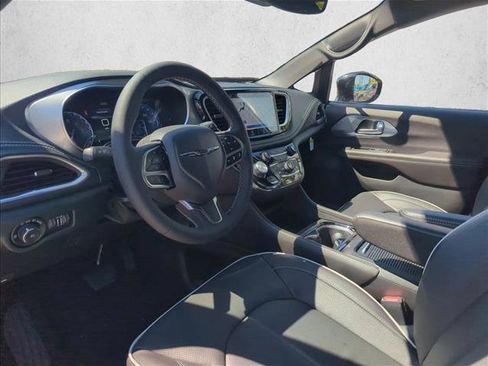 New 2026 Chrysler Pacifica Limited FWD image 2