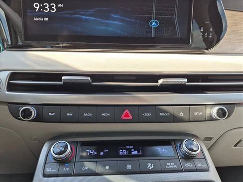 Used 2024 Hyundai Palisade Limited FWD image 12