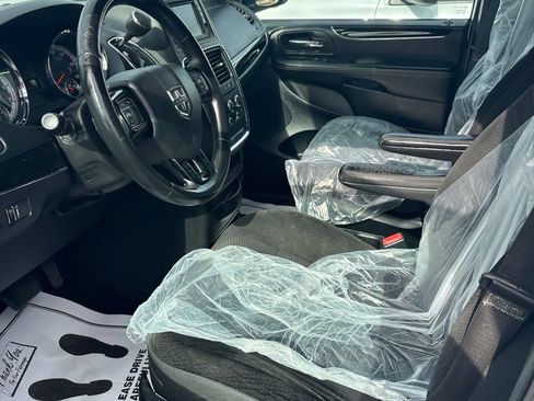 Used 2018 Dodge Grand Caravan SE FWD image 15