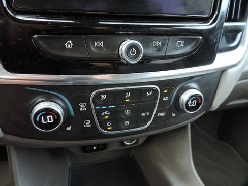 Used 2018 Chevrolet Traverse LT image 27