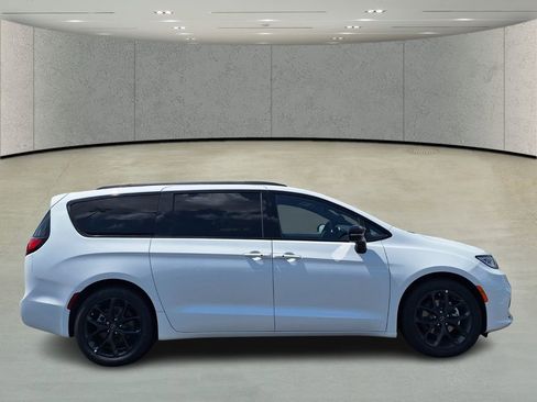 New 2026 Chrysler Pacifica Limited w/ S Appearance Package FWD image 4