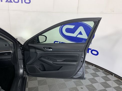 Used 2025 Nissan Altima 2.5 SV FWD image 37