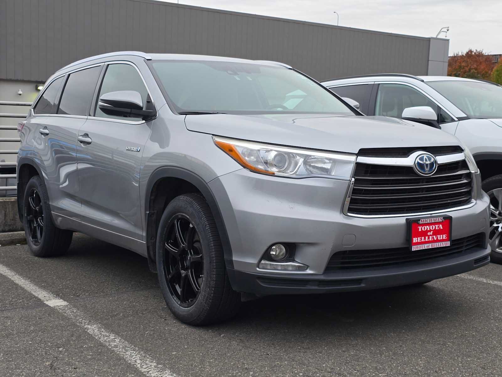 Used 2015 Toyota Highlander Limited w/ Driver Technology Package AWD/4WD image 3