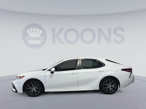 Used 2022 Toyota Camry SE FWD image 7