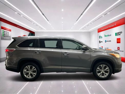 Used 2015 Toyota Highlander XLE image 9