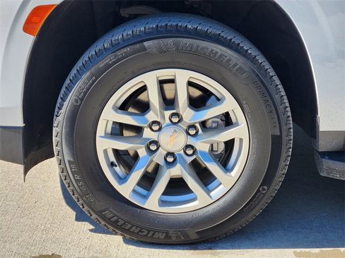 Used 2024 Chevrolet Suburban LT image 12