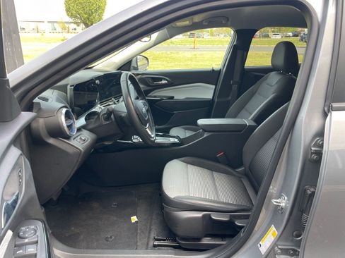 Used 2025 Chevrolet Trax LT w/ LT Convenience Package FWD image 25