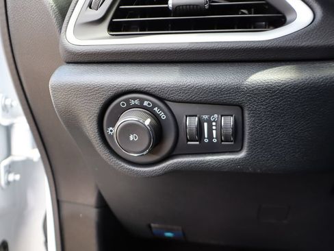 Used 2026 Chrysler Pacifica Select FWD image 13