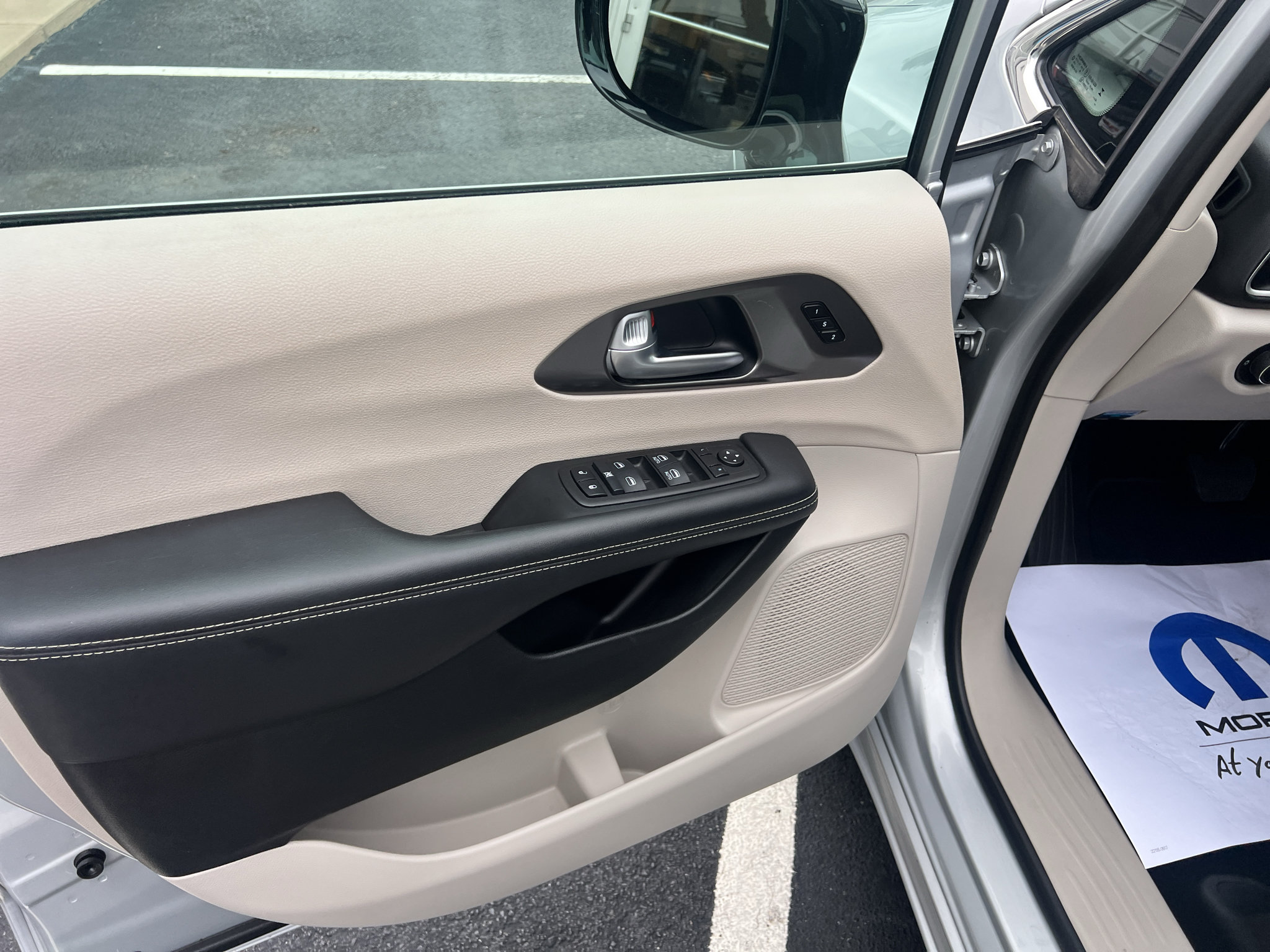 Used 2024 Chrysler Pacifica Touring-L FWD image 20