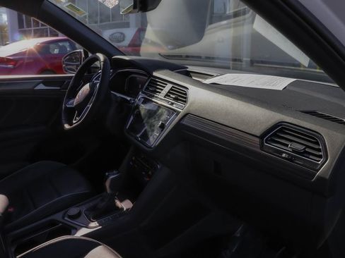 Certified 2022 Volkswagen Tiguan SEL R-Line image 33