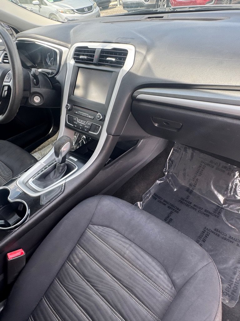Used 2016 Ford Fusion SE FWD image 12