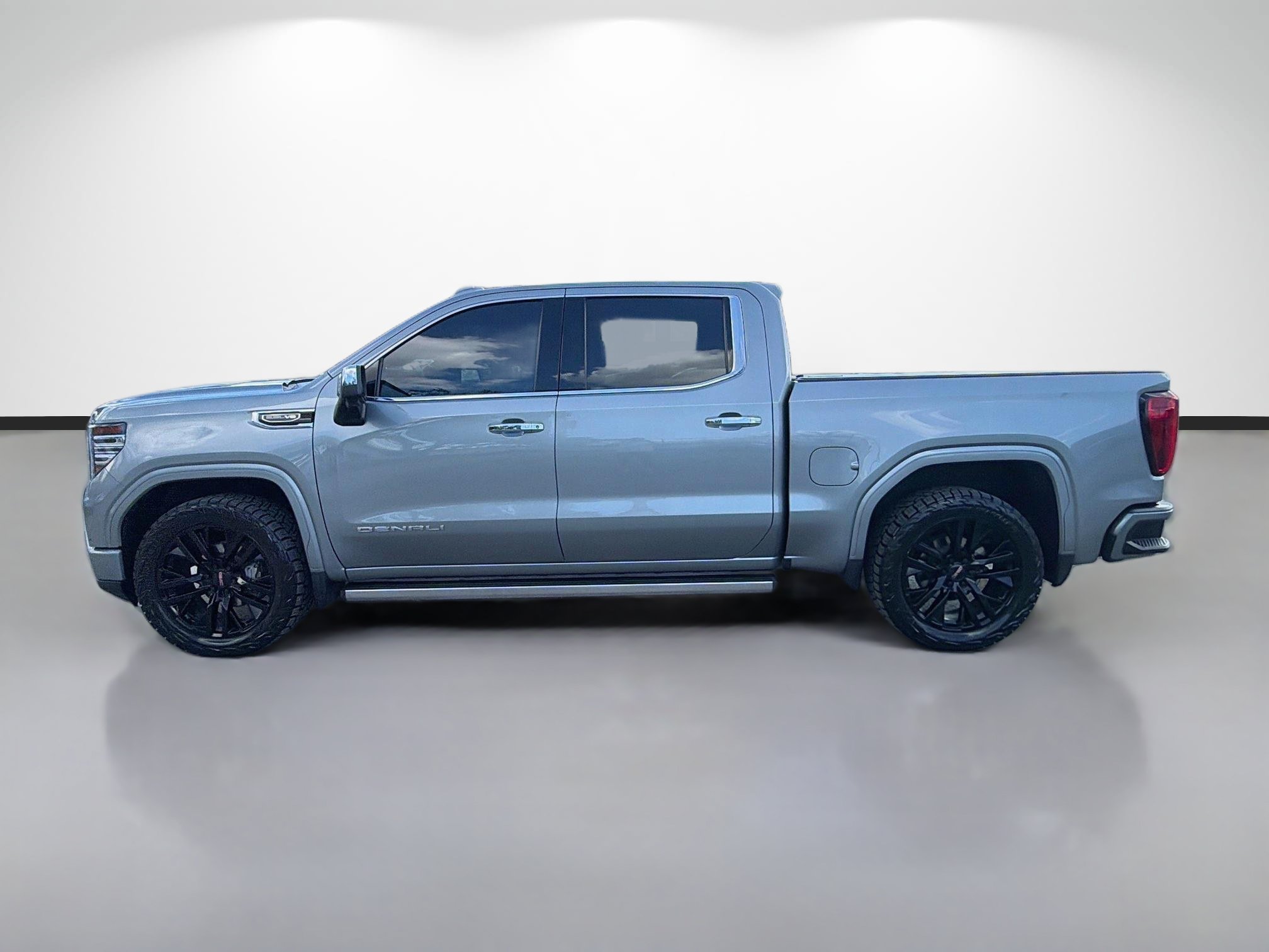 Used 2023 GMC Sierra 1500 Denali AWD/4WD image 2