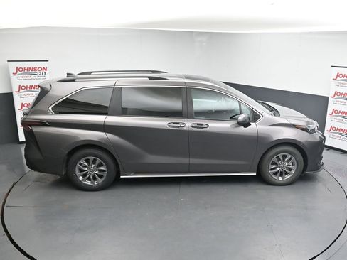 Used 2024 Toyota Sienna XLE FWD image 31