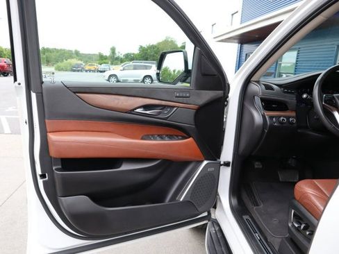 Used 2020 Cadillac Escalade ESV Luxury AWD/4WD image 16