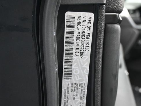 Used 2025 Jeep Grand Cherokee Altitude RWD image 31