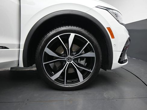 Used 2024 Volkswagen Tiguan SEL R-Line image 11