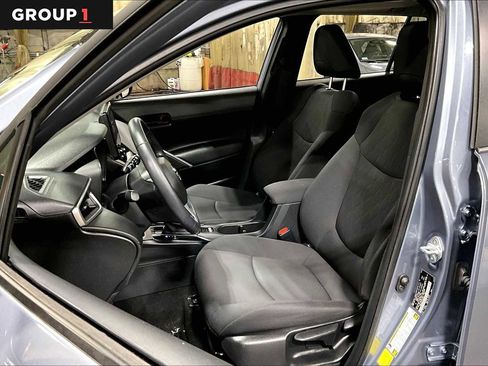 Used 2023 Toyota Corolla Cross LE w/ Moonroof Package AWD/4WD image 8