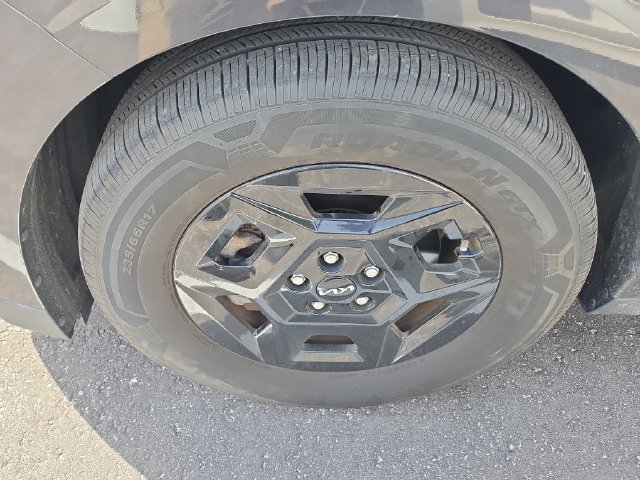 Certified 2025 Kia Carnival FWD image 4