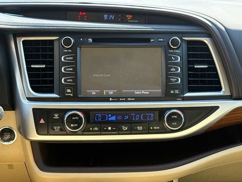 Used 2019 Toyota Highlander Limited FWD image 13