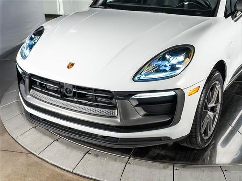 Certified 2026 Porsche Macan AWD/4WD image 11