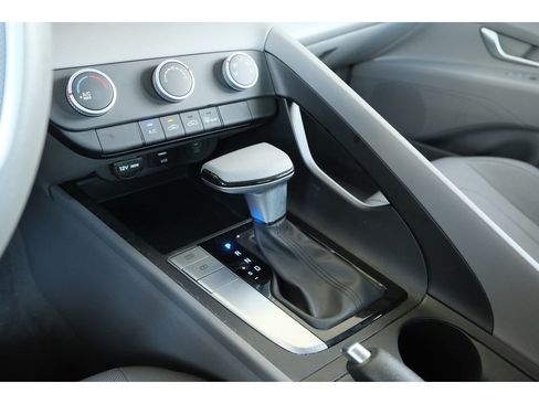 Used 2025 Hyundai Elantra SE FWD image 18