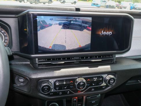 Used 2024 Jeep Wrangler Unlimited Sport AWD/4WD image 19