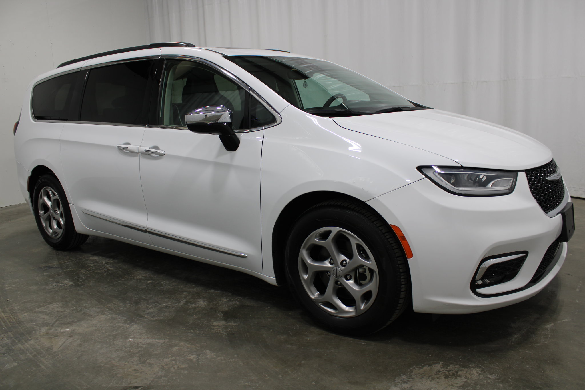 Used 2023 Chrysler Pacifica Limited FWD image 4