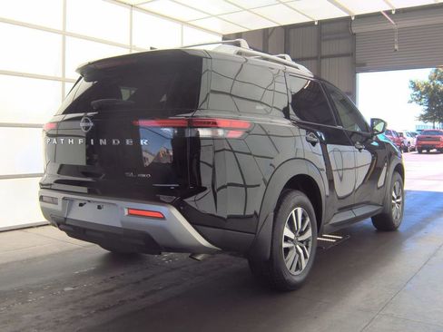 Used 2025 Nissan Pathfinder SL AWD/4WD image 2
