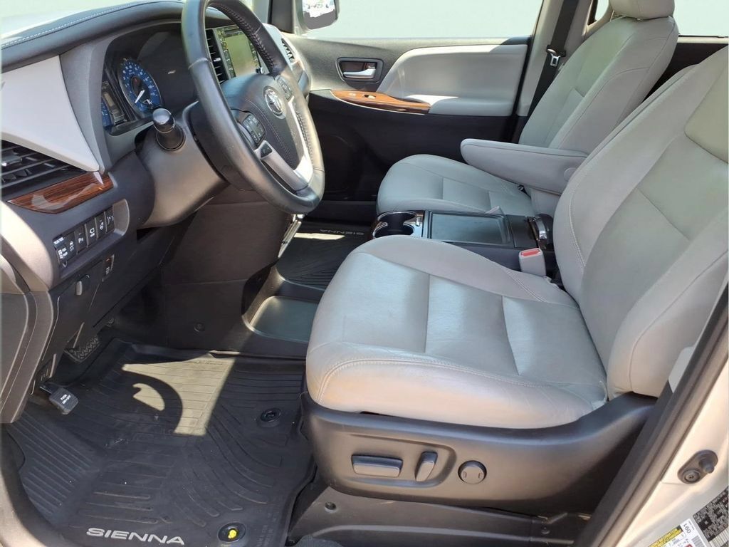 Used 2020 Toyota Sienna Limited Premium FWD image 16