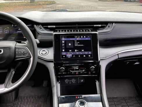 Used 2024 Jeep Grand Cherokee Laredo X image 9