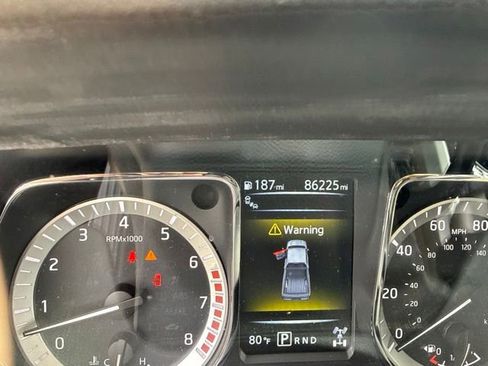 Used 2017 Nissan Titan SV AWD/4WD image 5